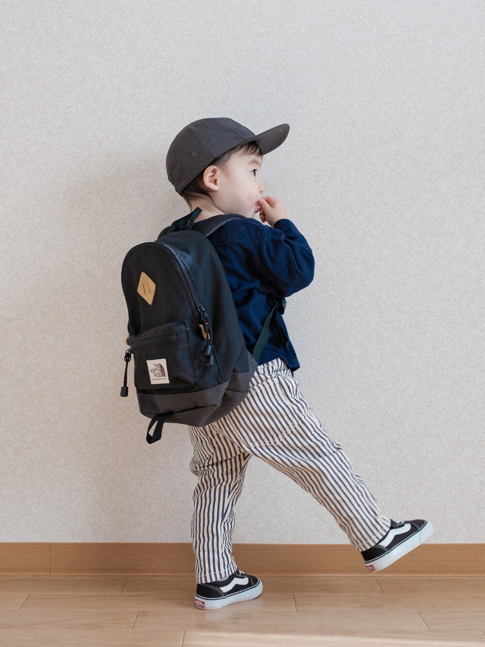 「春服デビュー宣言、むすこーで、キッズファッション、シャツスタイル、スクールコーデ、リュック、キャップ、スニーカー、ノースフェイス、VANS、ストライプパンツ、リュックスタイル、息子コーデ、春コーデ、シンプルコーデ」｜「H&Mのアイテム（キャップ、ブラック系）」を使った、ITSUKIさん（キッズ・80cm）の春コーディネートの1枚目の写真