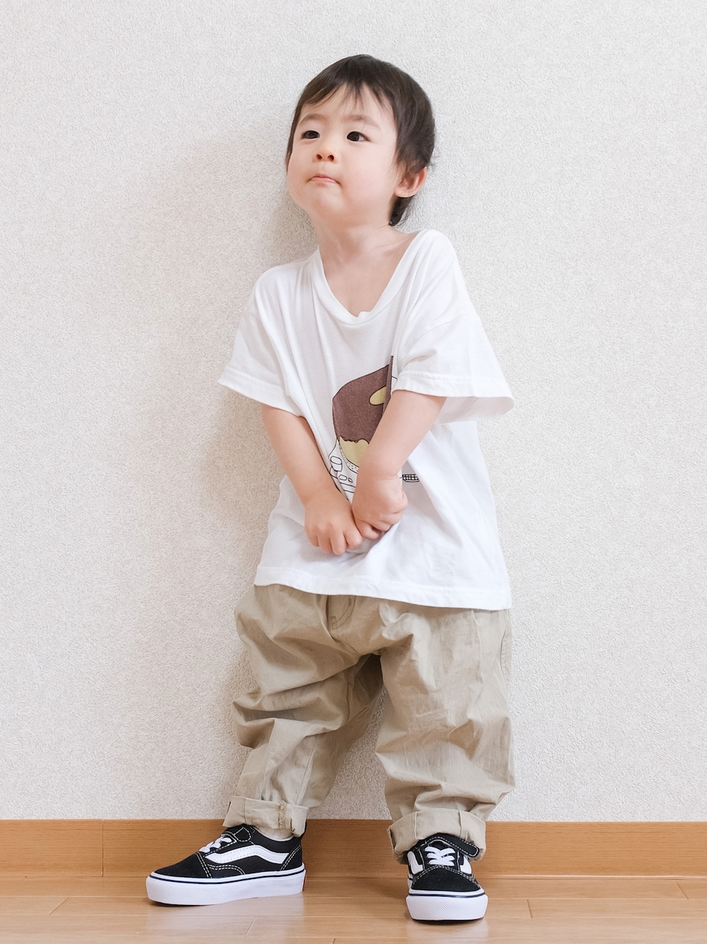 「夏だ！Tシャツ着よう！、シンプル、シンプルコーデ、白Tシャツ、チノパン、黒スニーカー、VANS、オールドスクール、1歳、プリントT、夏コーデ、公園スタイル」｜「BEAMS miniのアイテム（チノパンツ、ベージュ系）」を使った、ITSUKIさん（キッズ・80cm）の夏コーディネートの1枚目の写真