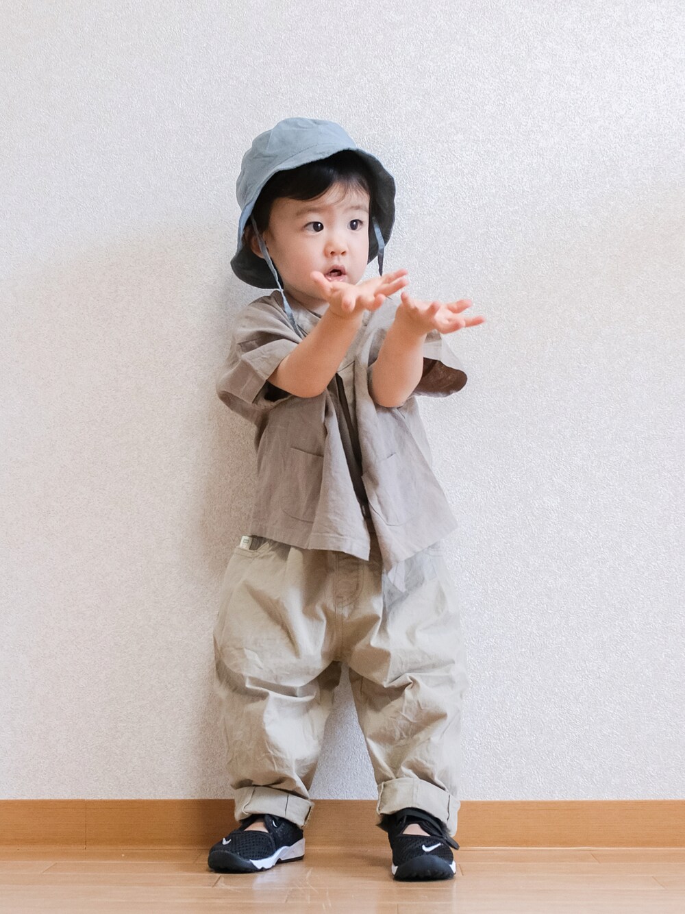 「このスタイルがお気に入り、シンプルコーデ、むすこーで、男の子コーデ、ノーカラーシャツ、ワントーンコーデ、ベージュ、ベージュコーデ、バケットハット、サンダル、エアリフト、こどもコーデ、こどもビームス」｜「BEAMS miniのアイテム（チノパンツ、ベージュ系）」を使った、ITSUKIさん（キッズ・80cm）の夏コーディネートの1枚目の写真