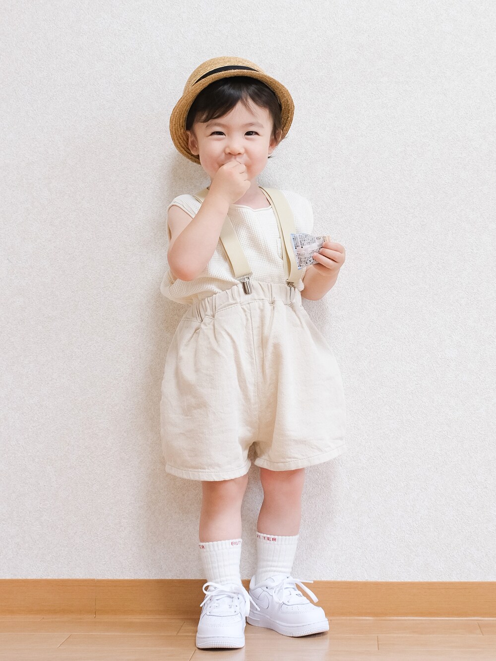 「サスペンダー、白スニーカー、ホワイト、ホワイトコーデ、麦わら帽子、夏コーデ、夏、夏服、キッズコーデ、キッズファッション、ハーフパンツ」｜「NIKEのナイキ フォース 1 LE キッズシューズ / Nike Force 1 LE Baby/Toddler Shoe（スニーカー、ホワイト系）」を使った、ITSUKIさん（キッズ・80cm）の夏コーディネートの1枚目の写真