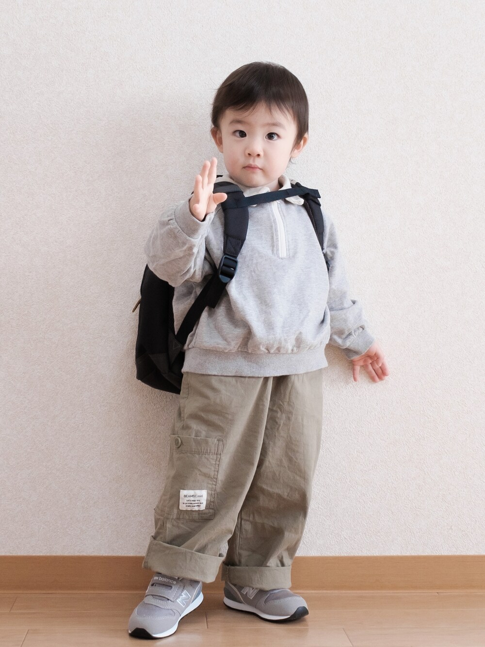 「休日スタイル、キッズファッション、カジュアルコーデ、ハーフジップ、バックパック、リュック、THE NORTH FACE、BEAMS、New Balance、ニューバランス996」｜「BEAMS miniのBEAMS mini / ポケット キャンプ サロペット（90～150㎝）（サロペット/オーバーオール、グリーン系）」を使った、ITSUKIさん（キッズ・80cm）の春コーディネートの1枚目の写真
