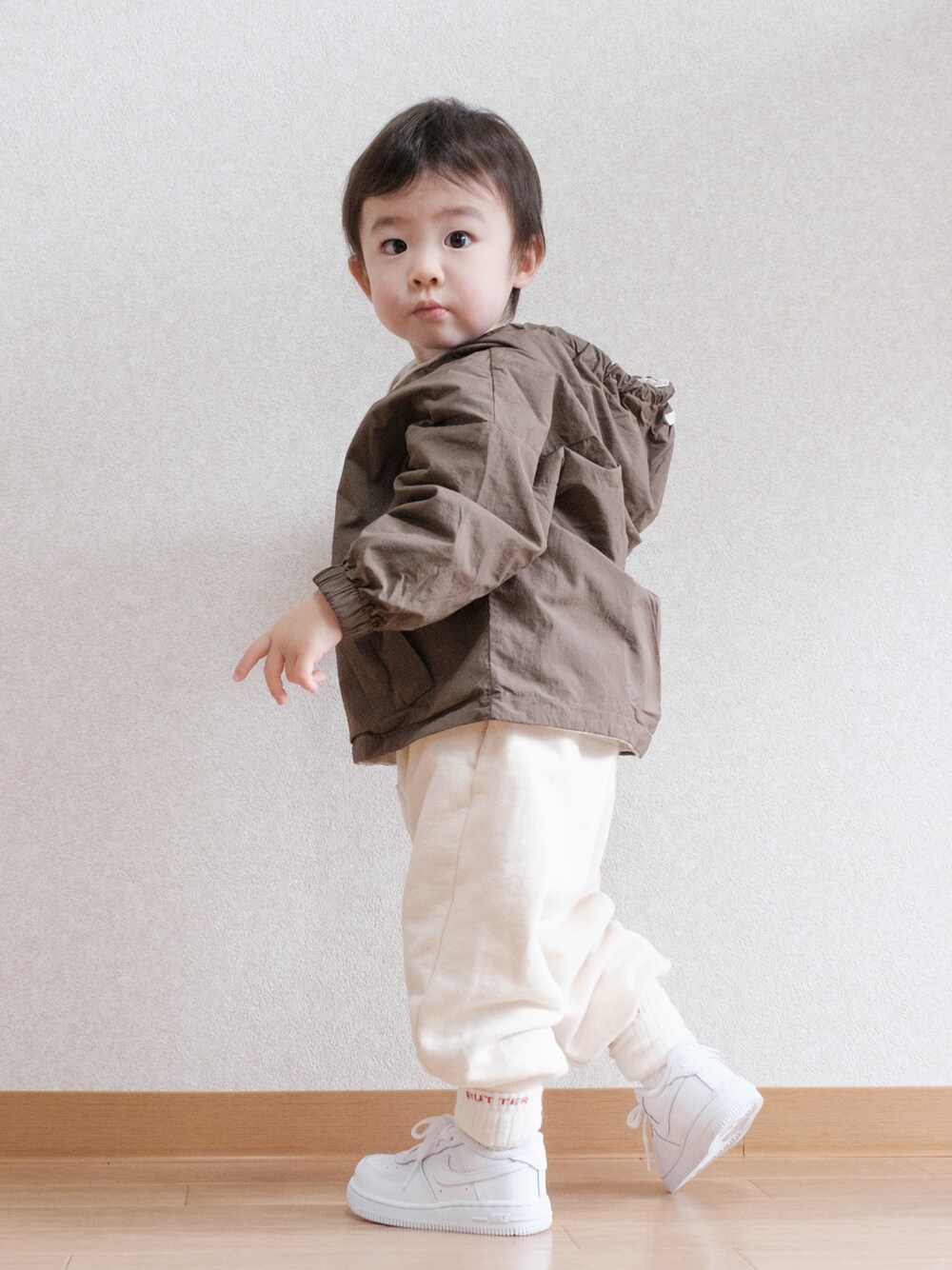 「パーカー、スウェット、ソックスイン、白スニーカー、NIKE、韓国子供服、1歳半、男の子コーデ」｜「NIKEのナイキ フォース 1 LE キッズシューズ / Nike Force 1 LE Baby/Toddler Shoe（スニーカー、ホワイト系）」を使った、ITSUKIさん（キッズ・80cm）の春コーディネートの1枚目の写真