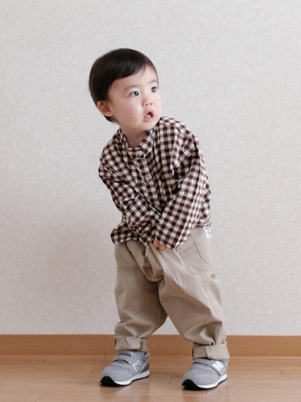 「カジュアルコーデ、チノパン、チェックシャツ、ギンガムチェック、ブラウン×ベージュ、子供服、こどもビームス、ニューバランス、スニーカーコーデ、春コーデ、春服」｜「BAKERのアイテム（シャツ/ブラウス、ブラウン系）」を使った、ITSUKIさん（キッズ・80cm）の春コーディネートの1枚目の写真