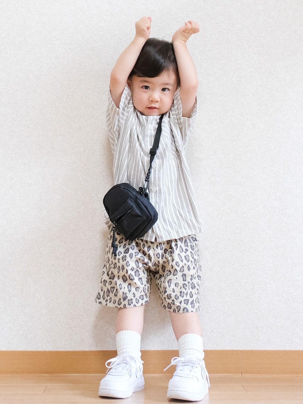 「男の子、シャツスタイル、シャツ、ストライプ、短パン、レオパード、BREEZE、バースデイ、ミニバッグ、キッズコーデ、キッズファッション、1歳、オープンカラーシャツ、ショルダーバッグ、夏コーデ」｜「SHEINのアイテム（ショルダーバッグ、ブラック系）」を使った、ITSUKIさん（キッズ・80cm）の夏コーディネートの1枚目の写真