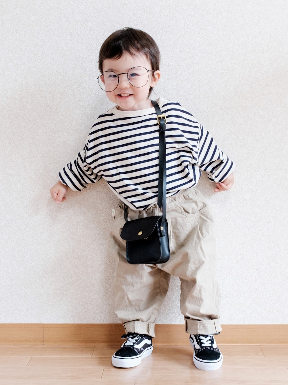「春夏コーデ、春コーデ、ボーダー、ボーダートップス、チノパン、スニーカー、オールドスクール、メガネ男子、shein、こどもビームス、ビームス、BEAMS、タックイン」｜「BEAMS miniのBEAMS mini / マルチボーダー カットソー  (90～150cm)（Tシャツ/カットソー、ホワイト系）」を使った、ITSUKIさん（キッズ・80cm）の春コーディネートの1枚目の写真
