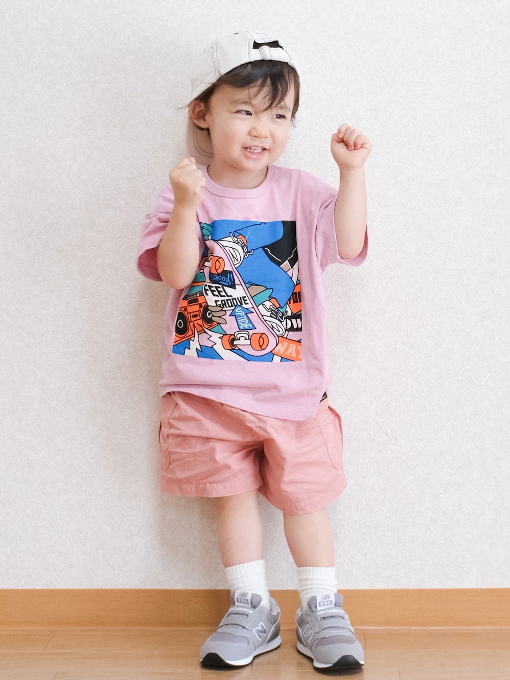 「お出かけコーデ、プリントT、ピンク、ピンクコーデ、Tシャツ、ハーフパンツ、半ズボン、短パン、スニーカー、スニーカーコーデ、キャップ、New Balance、ニューバランス」｜「MARKEY'Sのアイテム（Tシャツ/カットソー、ピンク系）」を使った、ITSUKIさん（キッズ・80cm）の夏コーディネートの1枚目の写真
