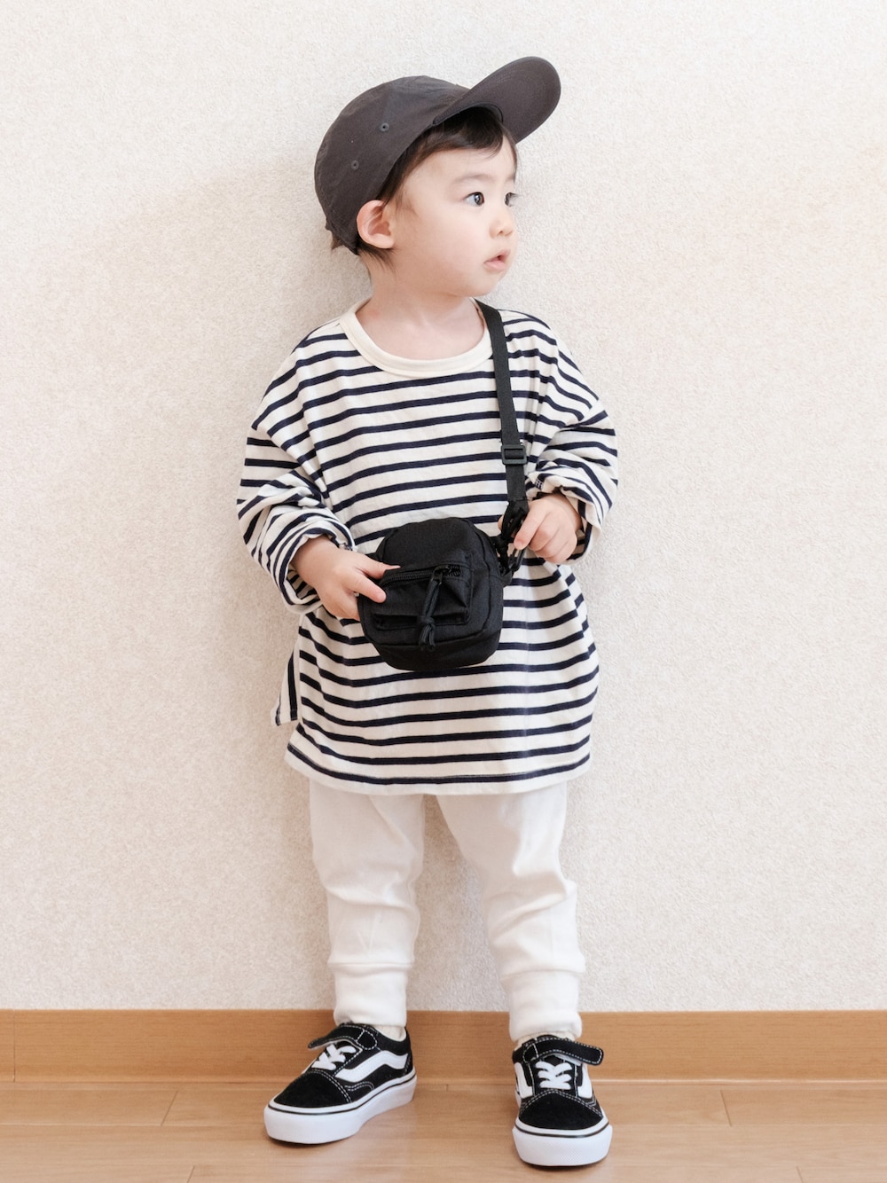 「キッズファッション、キャップ、男の子コーデ、ボーダー、白パンツ、黒スニーカー、オールドスクール、シンプルコーデ、カジュアルコーデ、ボーダートップス、1歳」｜「GAPのファースト フェイバリット ウエストゴムパンツ (ベビー)（スウェットパンツ、ホワイト系）」を使った、ITSUKIさん（キッズ・80cm）の春コーディネートの1枚目の写真