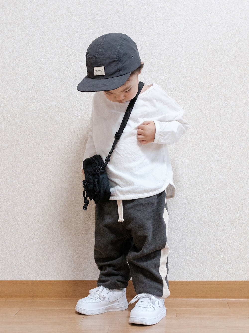 「カジュアル、スニーカーコーデ、着回しコーデ、ストリートコーデ、キャップ、H&M、白スニーカー、NIKE、エアフォースワン、1歳、むすこーで、息子コーデ」｜「H&Mのアイテム（キャップ、ブラック系）」を使った、ITSUKIさん（キッズ・80cm）の春コーディネートの1枚目の写真