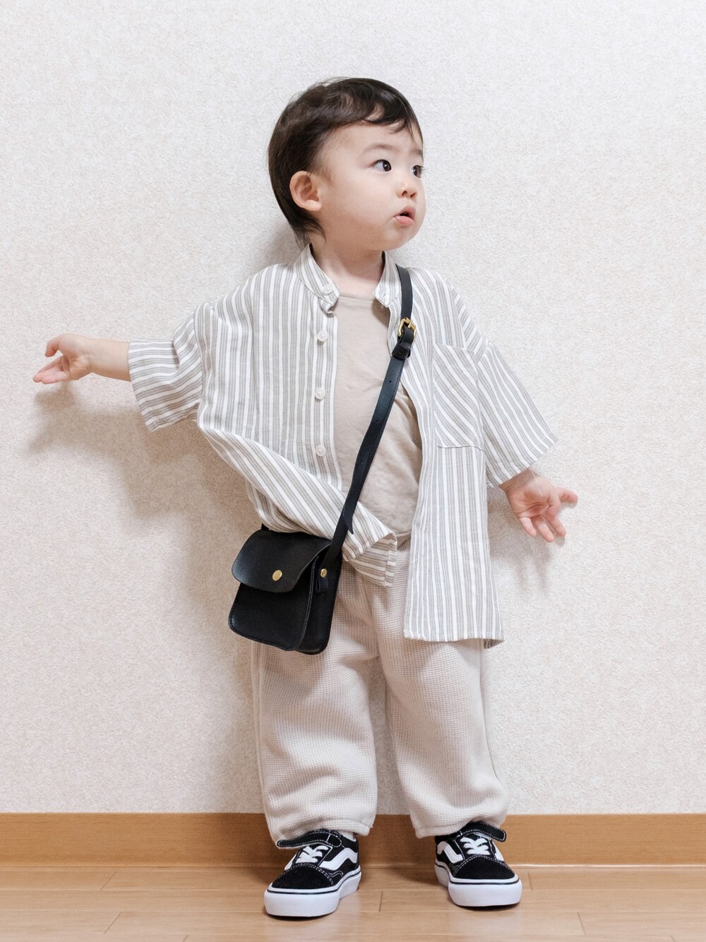 「ノーカラーシャツ、オーバーサイズ、春夏コーデ、ストライプシャツ、シャツスタイル、バースデイ、1歳、男の子コーデ、男の子、オールドスクール、プチプラ、プチプラコーデ、お出かけコーデ日記、ビッグシルエット」｜「VANSのVANS ヴァンズ OLD SKOOL(14-18) オールドスクール　V36CS BLACK（スニーカー、ブラック系）」を使った、ITSUKIさん（キッズ・80cm）の春コーディネートの1枚目の写真