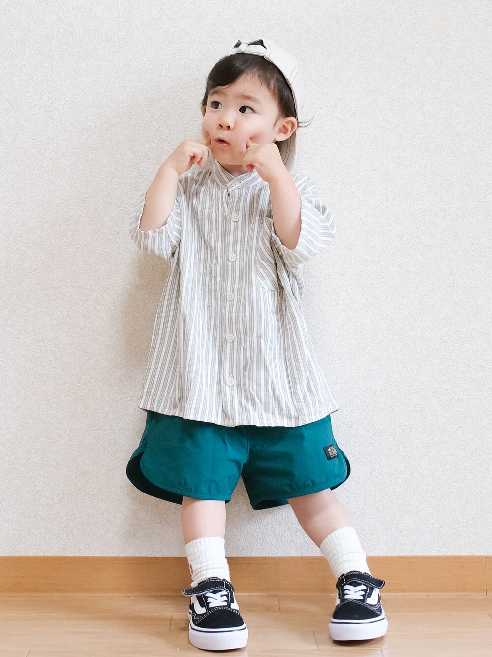 「夏コーデ、男の子、むすこーで、1歳、プチプラコーデ、ハーフパンツ、シャツスタイル、ストライプシャツ、グリーン、VANS、キャップ、帽子、キッズファッション」｜「Birthdayのアイテム（シャツ/ブラウス、グレー系）」を使った、ITSUKIさん（キッズ・80cm）の夏コーディネートの1枚目の写真