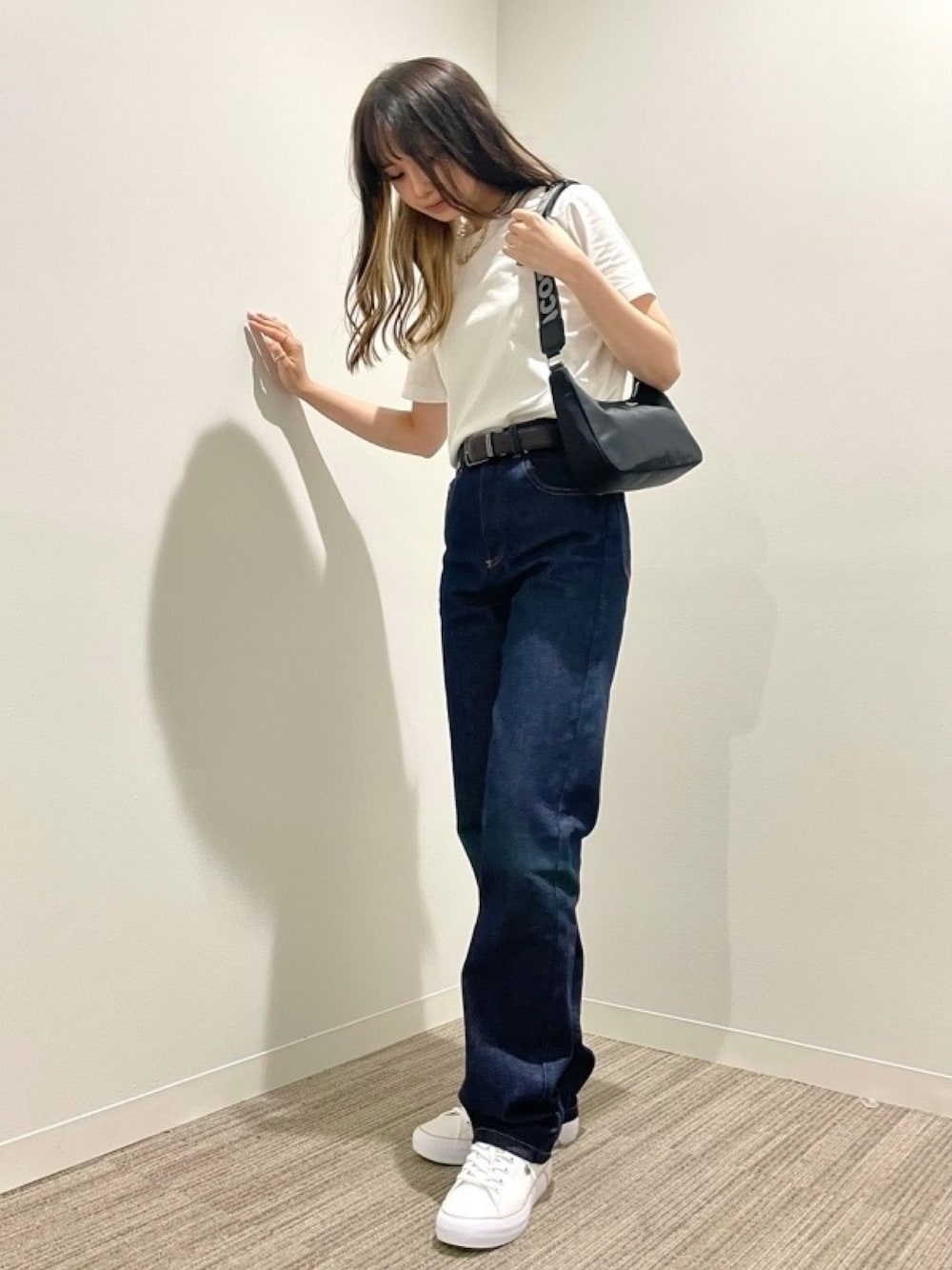 「LACOSTEの【LACOSTE/ラコステ】クルーネックTシャツ SLIM FIT スリムフィット（Tシャツ/カットソー、ホワイト系）」を使った、shibaoさん（レディース・159cm）の春コーディネートの1枚目の写真