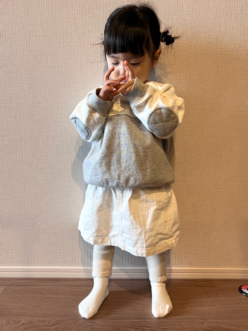 「ロゴトレーナー、ミキハウス、おんなのこ、女の子、休日コーデ、キッズファッション、キッズコーデ」｜「MIKI HOUSEのバックロゴトレーナー（スウェット、グレー系）」を使った、nanachanmamaさん（キッズ・80cm）の冬コーディネートの1枚目の写真