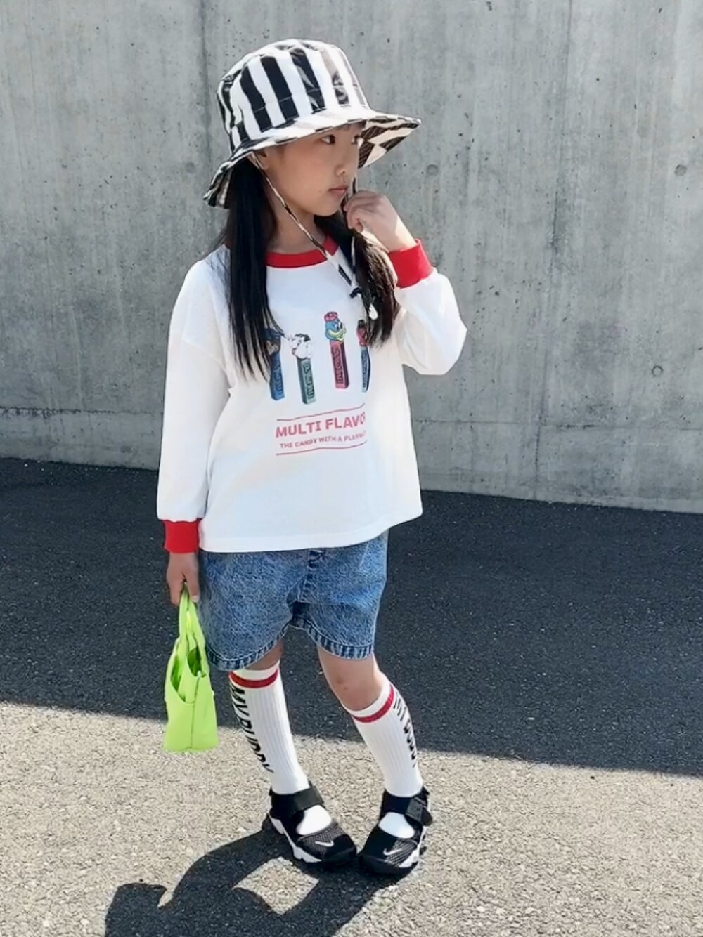「キッズコーデ、キッズファッション、カラーコーデ、ハット、カラーソックス、ショートパンツ、ラインソックス、lowrysfarmkids、おしゃれさんと繋がりたい、ハイソックス、カジュアルコーデ、アウトドアスタイル、春コーデ」｜「pairmanonのボーダー アウトドアハット（ハット、ブラック系）」を使った、noaさん（キッズ・120cm）の春コーディネートの1枚目の写真