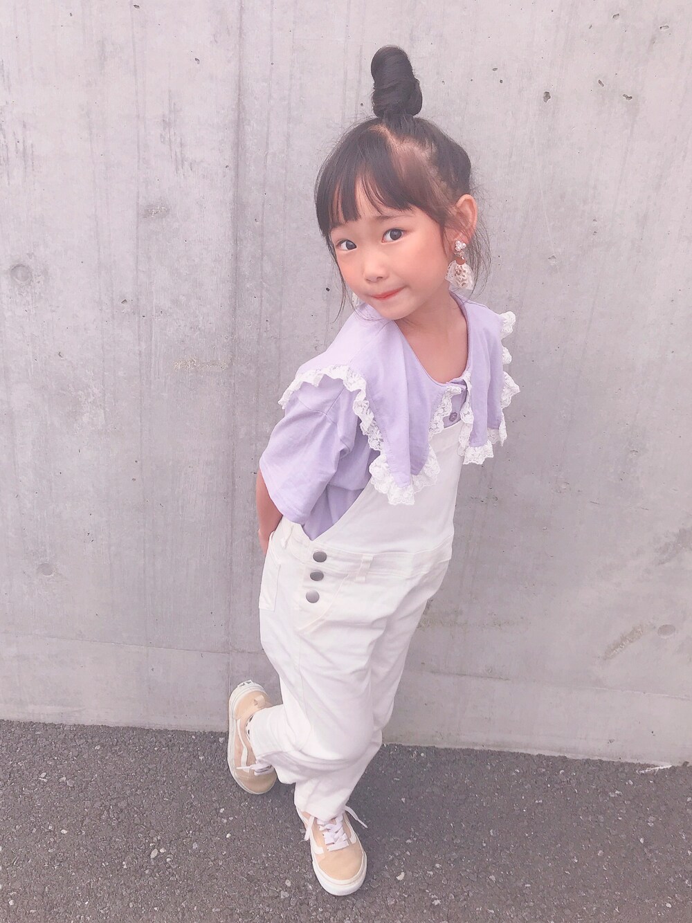 「キッズファッション、キッズコーデ、おんなのこ、サロペット、スニーカー、b.Room、Branshes、おしゃれさんと繋がりたい」｜「VANSのアイテム（シューズ、ベージュ系）」を使った、noaさん（キッズ・110cm）の秋コーディネートの1枚目の写真