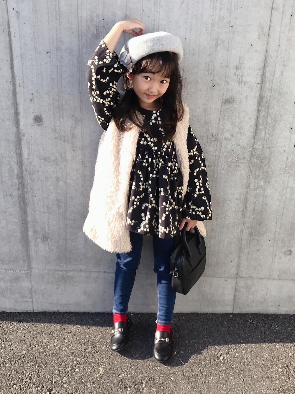 「休日スタイル、キッズコーデ、キッズファッション、ベレー帽、ファーベスト、ローファー、パンツスタイル、デニム、ベージュ、韓国子供服、lowrysfarmkids、おしゃれさんと繋がりたい、大人っぽコーデ」｜「LOWRYS FARMのベレー　162490（ハンチング/ベレー帽、グレー系）」を使った、noaさん（キッズ・120cm）の秋コーディネートの1枚目の写真