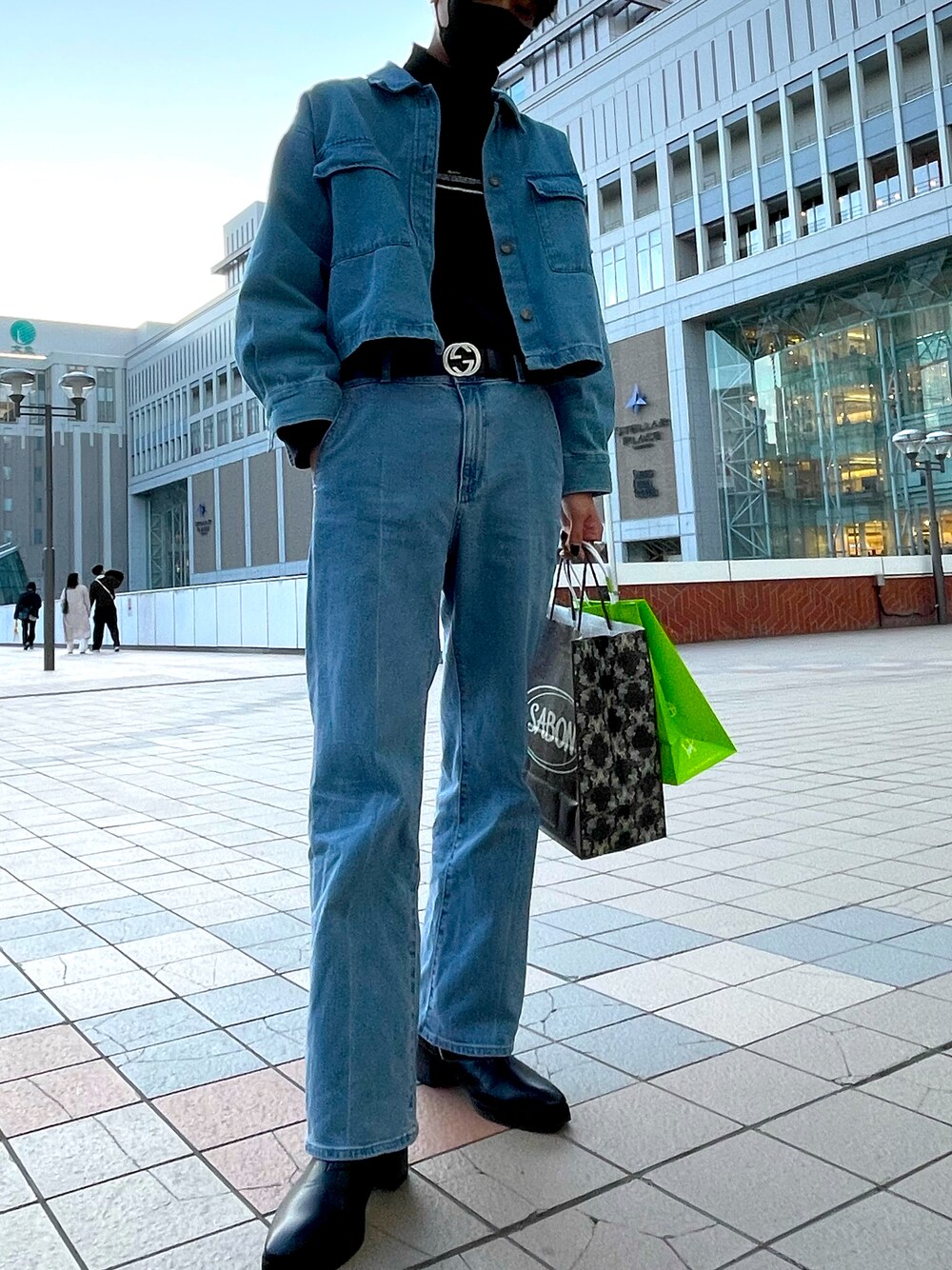 「カジュアル、シンプルコーデ、秋服準備はじめました、お洒落さんとつながりたい、大人コーデ、プチプラコーデ、デニムパンツ、デニムジャケット、ブーツ、ユニクロ」｜「UNIQLOのソフトタッチタートルネックT（長袖）（Tシャツ/カットソー、ブラック系）」を使った、ゆーすけさん（メンズ・178cm）の秋コーディネートの1枚目の写真