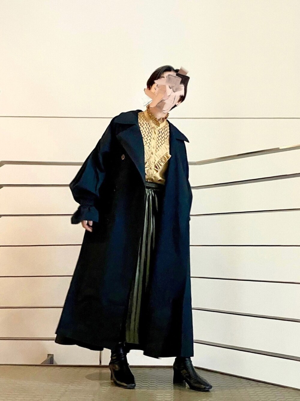 「古着、トレンチコート、ブラックコーデ、古着MIX、プリーツスカート、Libra、だから秋服が好き、秋冬コーデ、大人コーデ、おしゃれさんと繋がりたい、低身長女子、休日スタイル」｜「Libra Cueの【2021/ss 先行予約】パフボリュームトレンチコート（トレンチコート、ブラック系）」を使った、ヘルパーのおめかしさん（レディース・153cm）の冬コーディネートの1枚目の写真