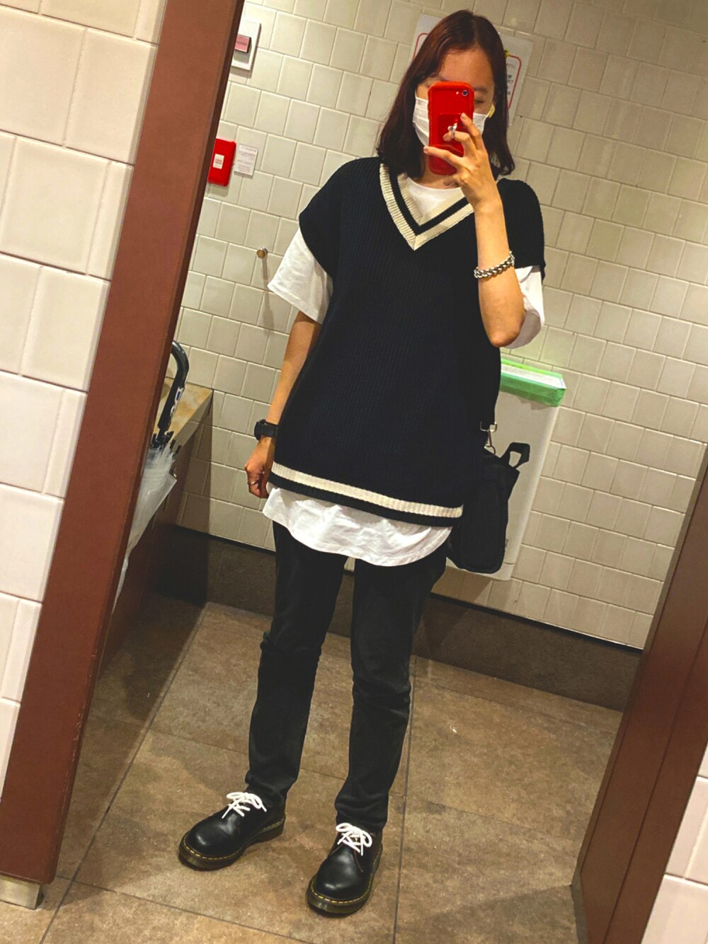 ブラック系のブーツ、ブラック系のパンツ、ホワイト系のTシャツ/カットソーを着用したレディースの秋コーディネートの1枚目の写真