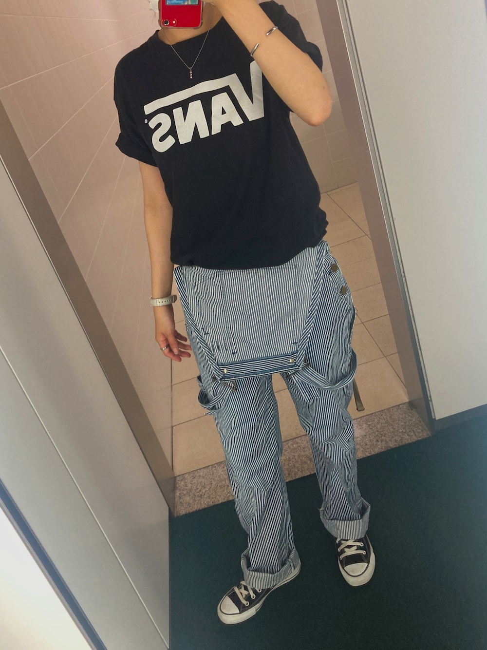 「オーバーオール、VANS、コンバース、カジュアル、おしゃれさんと繋がりたい、スニーカー、着回しコーデ、ハイカットスニーカー」｜「VANSのアイテム（Tシャツ/カットソー、ブラック系）」を使った、satokaさん（レディース・163cm）の秋コーディネートの1枚目の写真