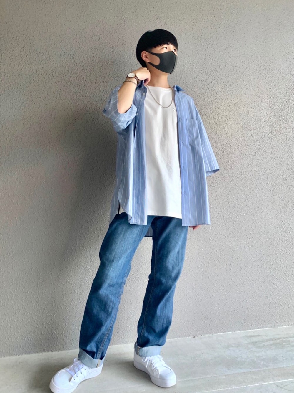 ブルー系のデニムパンツ、ブルー系のシャツ/ブラウス、ホワイト系のTシャツ/カットソーを着用したメンズの秋コーディネートの1枚目の写真