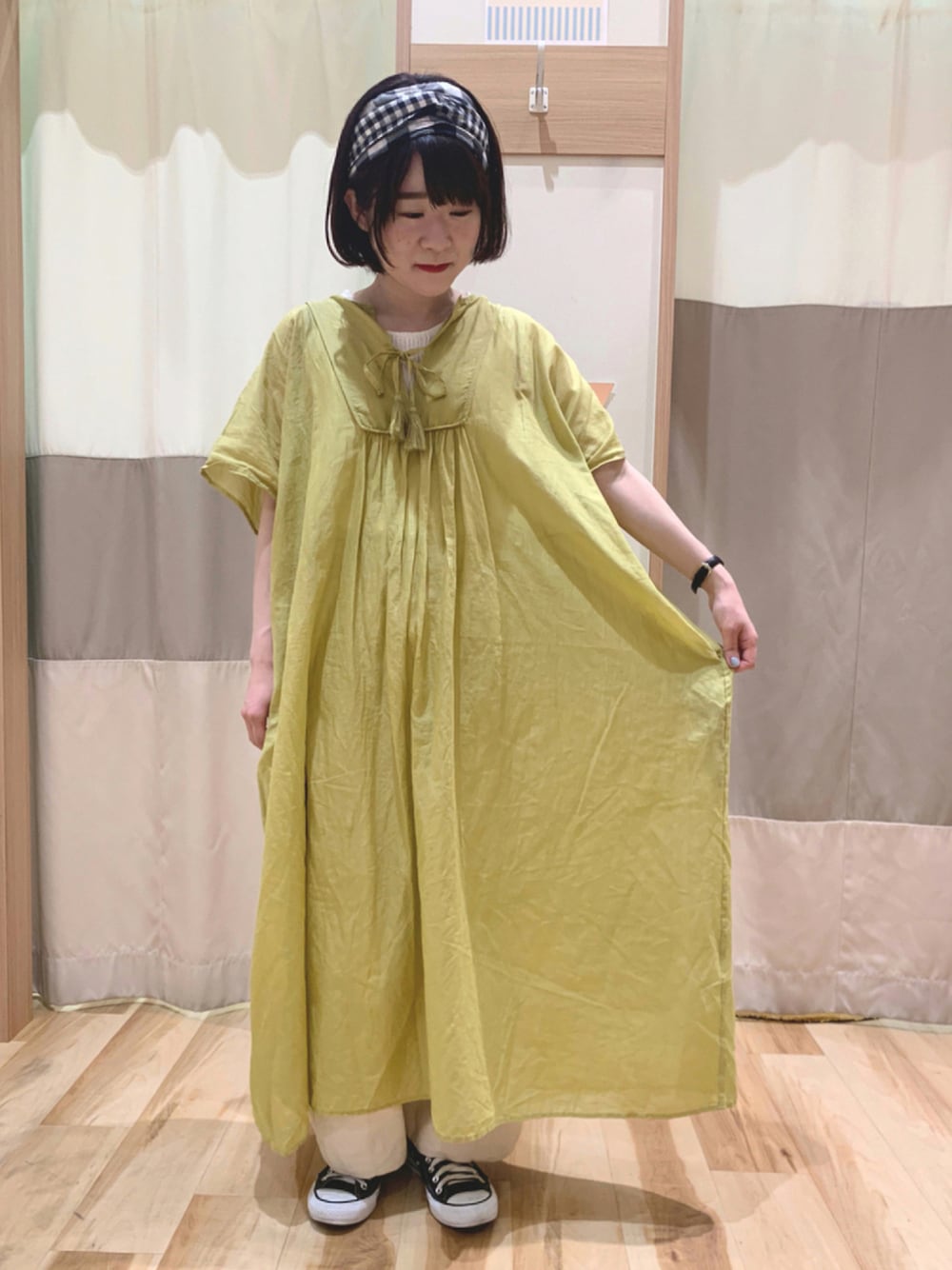 「Samansa Mos2、ゆるコーデ、カジュアル、低身長、イエロー、ワンピース、バルーンパンツ、デニム、ギンガムチェック、コンバース」｜「Samansa Mos2の柄アソートフレンチスリーブワンピース（ワンピース、イエロー系）」を使った、なかむらさん（レディース・152cm）の夏コーディネートの1枚目の写真