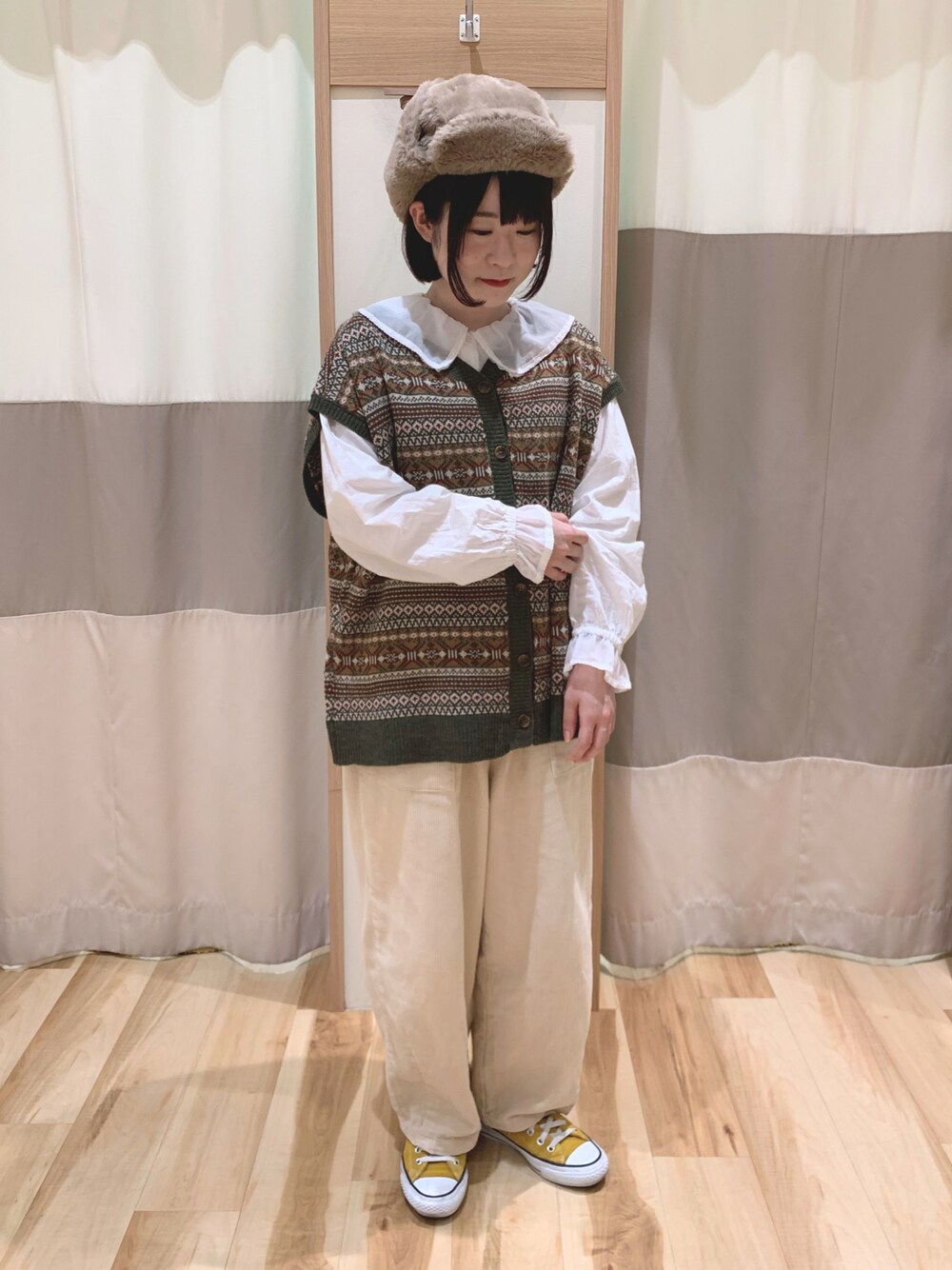 「コーデュロイ、カジュアル、グリーン、ワイドパンツ、ニットベスト、ファー小物、ootd、襟フリル、低身長、着回しコーデ、サマンサ モスモス(Samansa Mos2)、フライトキャップ、Samansa Mos2、秋冬コーデ」｜「Samansa Mos2のエコファーフライトキャップ（キャップ、ブラウン系）」を使った、なかむらさん（レディース・152cm）の秋コーディネートの1枚目の写真