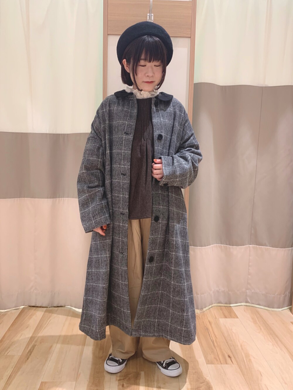 「カジュアル、ベレー帽、ナチュラル、ベスト、SM2、チェックコート、ootd、低身長、フリルブラウス、サマンサ モスモス(Samansa Mos2)、秋冬コーデ、コクーンパンツ」｜「Samansa Mos2のウールバスクベレー（ハンチング/ベレー帽、ブラック系）」を使った、なかむらさん（レディース・152cm）の秋コーディネートの1枚目の写真