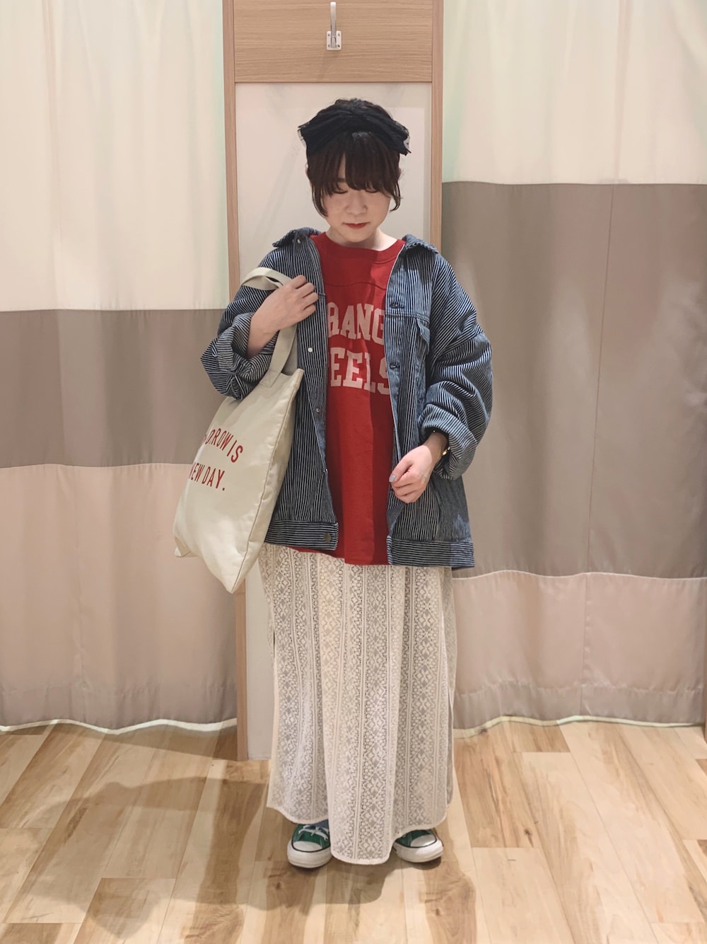 「カジュアルコーデ、低身長コーデ、デニム、ootd、スニーカー、レースワンピース、レイヤードスタイル、デニムジャケット、ロゴT、サマンサ モスモス(Samansa Mos2)、SM2、トートバッグ、ヘアバンド、コンバース」｜「Samansa Mos2のキャンバスロゴトートバッグ（ハンドバッグ、ベージュ系）」を使った、なかむらさん（レディース・152cm）の夏コーディネートの1枚目の写真