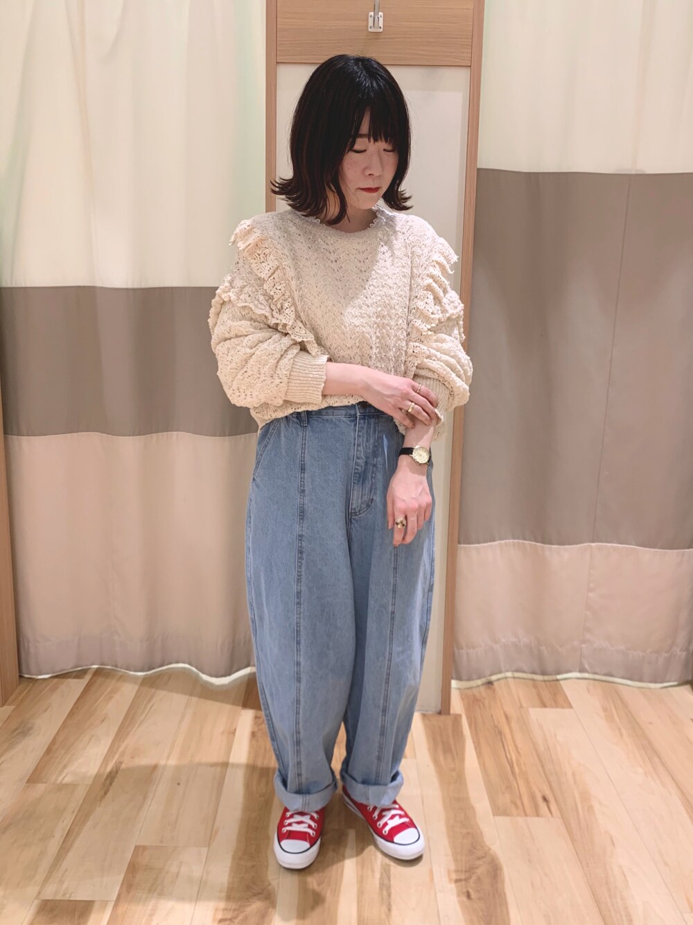 「サマンサ モスモス(Samansa Mos2)、SM2、春カラー、春コーデ、低身長コーデ、スニーカーコーデ、デニムパンツ、レース、フリル、ニット、コクーンシルエット、ootd」｜「CONVERSEのconverse(コンバース) NEXTAR110 OX(ネクスター110OX)（スニーカー、レッド系）」を使った、なかむらさん（レディース・152cm）の冬コーディネートの1枚目の写真