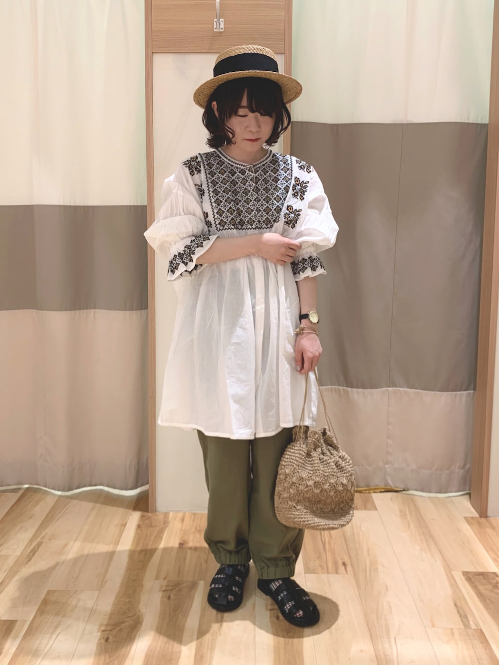 「カジュアル、低身長、ナチュラル、SM2、サマンサ モスモス(Samansa Mos2)、ootd、お出かけコーデ、刺繍、カンカン帽、グルカサンダル、裾絞りパンツ、巾着バッグ、夏コーデ」｜「Samansa Mos2の太リボンカンカン帽（ハット、ブラック系）」を使った、なかむらさん（レディース・152cm）の春コーディネートの1枚目の写真