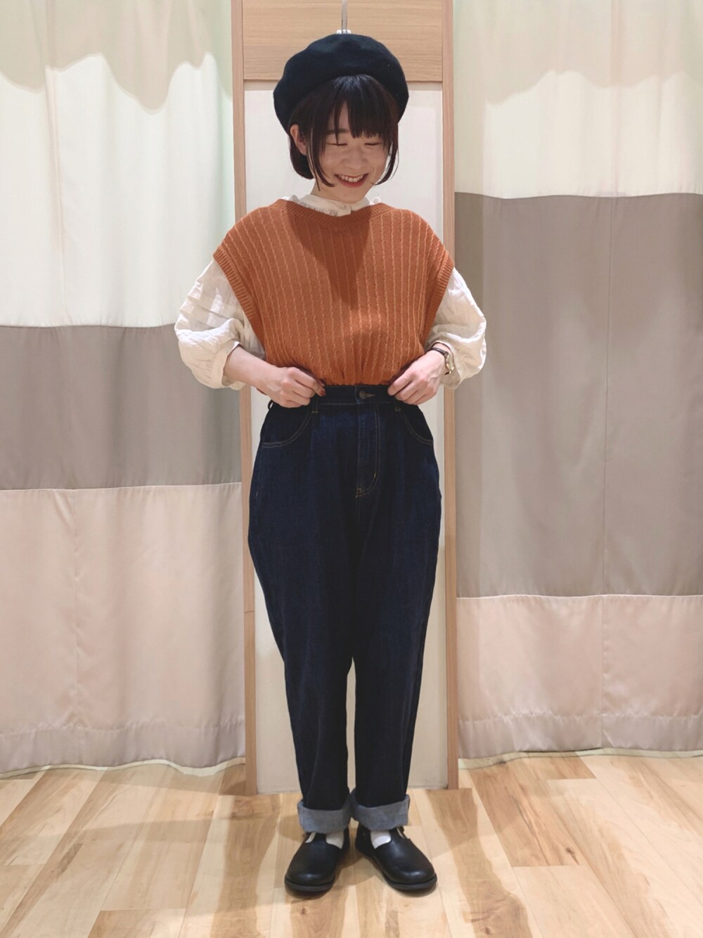 「サマンサ モスモス(Samansa Mos2)、秋のコーデ、秋服準備はじめました、着回しコーデ、低身長、カジュアル、バンドカラーシャツ、ベスト、デニム、オレンジ」｜「Samansa Mos2のウールバスクベレー（ハンチング/ベレー帽、ブラック系）」を使った、なかむらさん（レディース・152cm）の夏コーディネートの1枚目の写真
