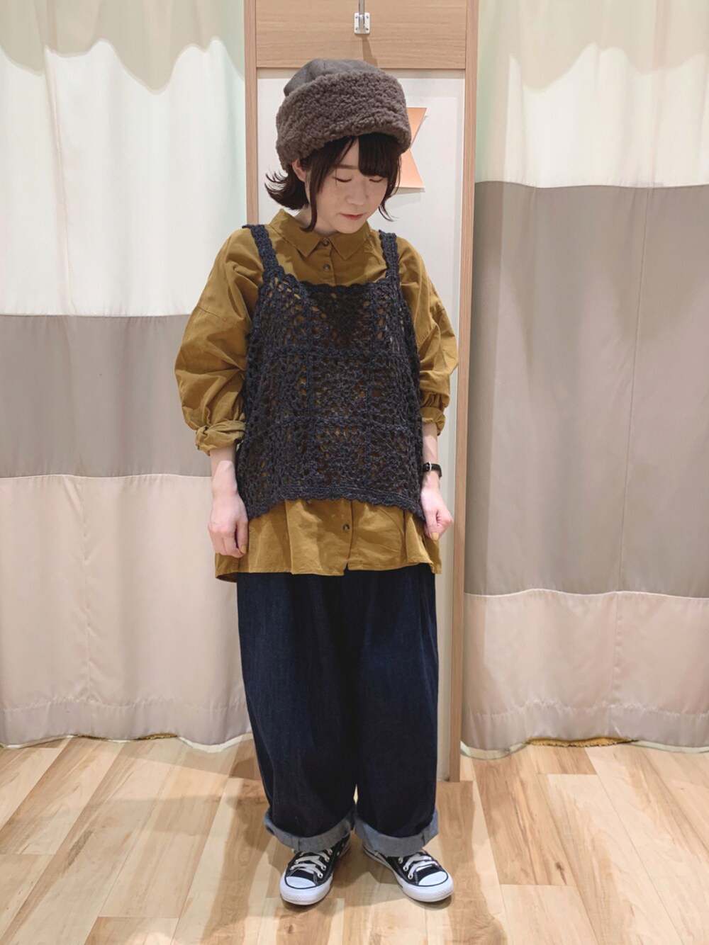 「コーデュロイ、カジュアル、ボア、ドルマン、秋のコーデ、ベスト、レイヤードスタイル、SM2、オーバーサイズ、マスタード、ootd、低身長、サマンサ モスモス(Samansa Mos2)、かぎ針編みニット、コクーンパンツ」｜「Samansa Mos2のアイテム（帽子、ブラウン系）」を使った、なかむらさん（レディース・152cm）の秋コーディネートの1枚目の写真