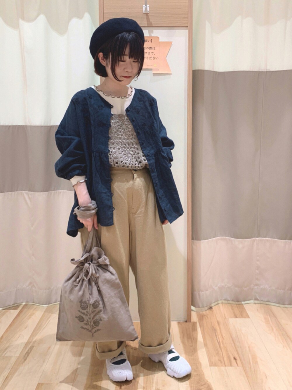 「カジュアル、秋のコーデ、ナチュラル、ニットベスト、リネン、低身長、刺繍ブラウス、サマンサ モスモス(Samansa Mos2)、かぎ針編み、Slowlinen」｜「Samansa Mos2のウールバスクベレー（ハンチング/ベレー帽、ブラック系）」を使った、なかむらさん（レディース・152cm）の秋コーディネートの1枚目の写真