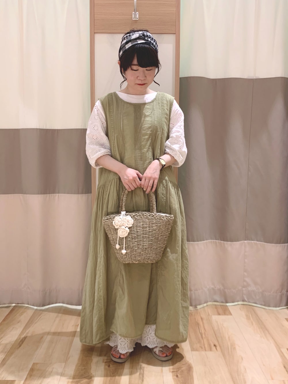 「夏コーデ、低身長、オトナカワイイ、SM2、サマンサ モスモス(Samansa Mos2)、ootd、はしごレース、グリーン、裾レース、かごバッグ、レイヤードスタイル、ガーリー、ヘアバンド、ノースリーブワンピース」｜「Samansa Mos2のハシゴレースレイヤードワンピース（ワンピース、グリーン系）」を使った、なかむらさん（レディース・152cm）の夏コーディネートの1枚目の写真