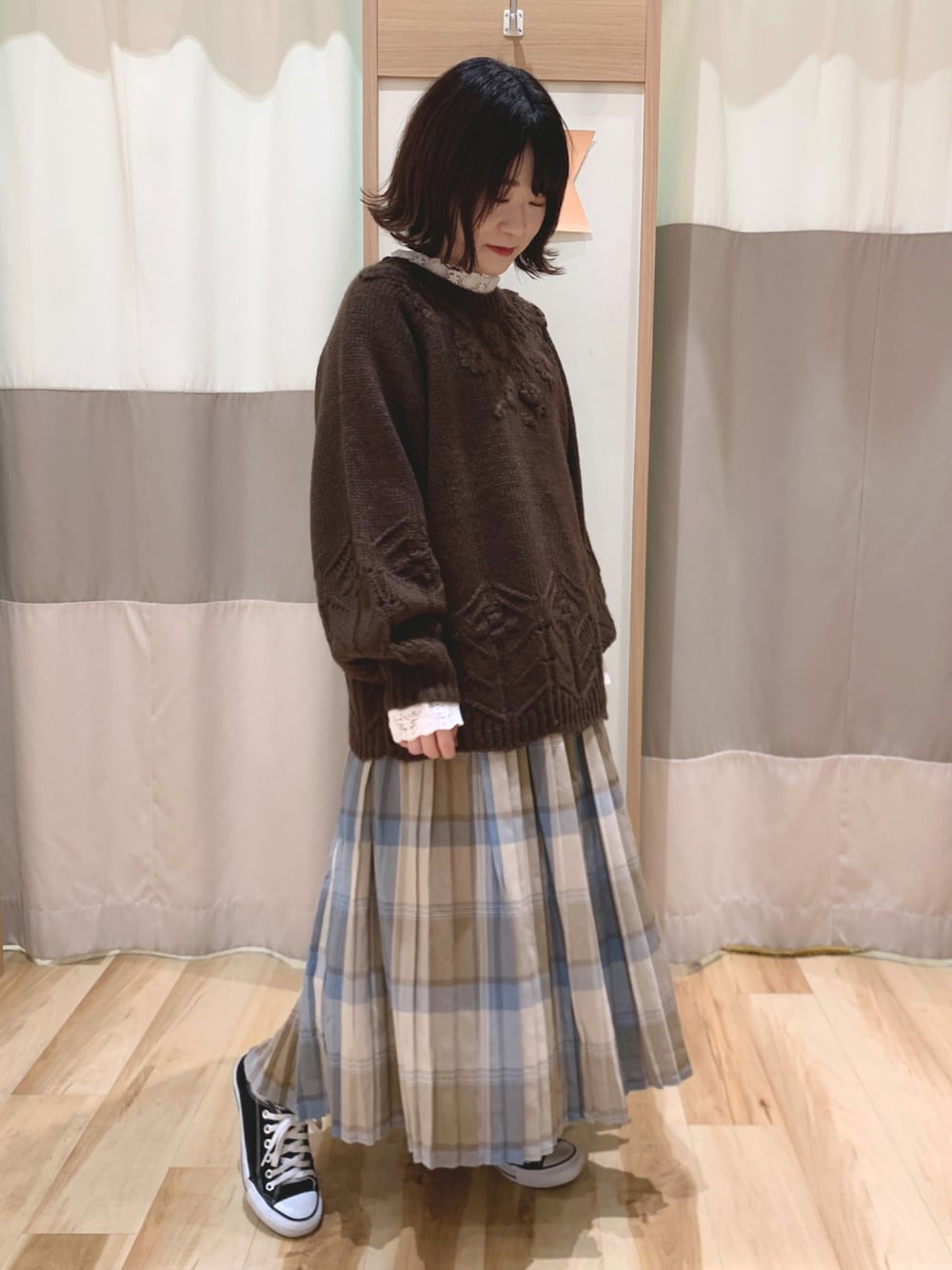 「チェック、カジュアル、ブルー、ベージュ、刺繍、SM2、ガーリー、ブラウン、プリーツスカート、ootd、低身長、サマンサ モスモス(Samansa Mos2)、秋コーデ、秋冬コーデ、袖ボリューム」｜「Samansa Mos2のアイテム（ニット/セーター、ブラウン系）」を使った、なかむらさん（レディース・152cm）の秋コーディネートの1枚目の写真