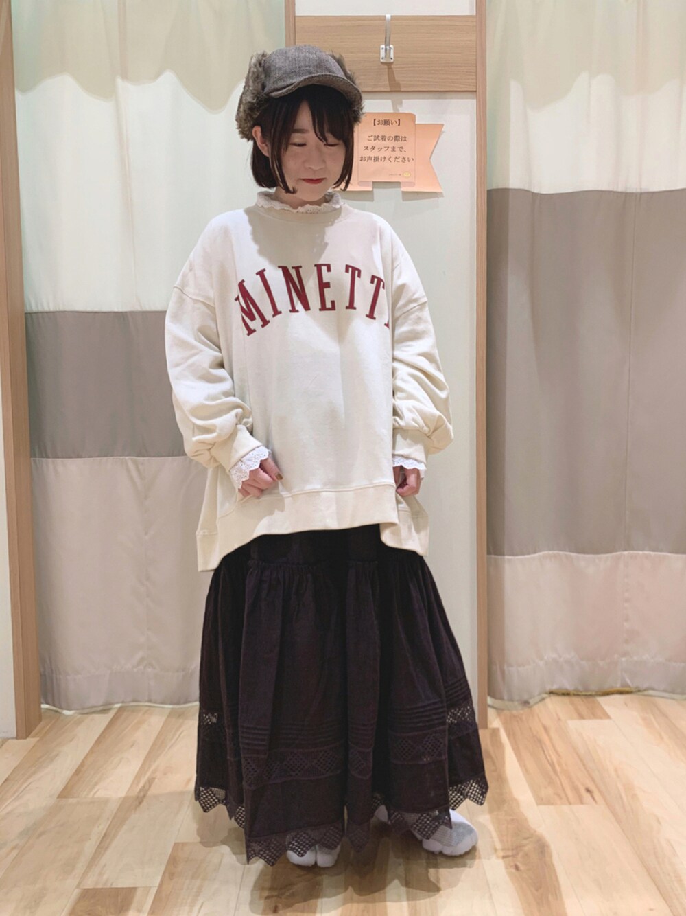 「古着、ビッグシルエット、カジュアル、秋のコーデ、レース、SM2、ガーリー、ロゴスウェット、ティアードスカート、低身長、エアリフト、着回しコーデ、裾レース、サマンサ モスモス(Samansa Mos2)、フライトキャップ」｜「Samansa Mos2のヘリンボーンフライトキャップ（キャップ、ベージュ系）」を使った、なかむらさん（レディース・152cm）の秋コーディネートの1枚目の写真