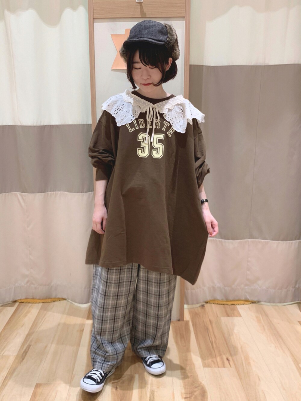 「スウェット、カジュアル、秋のコーデ、SM2、オーバーサイズ、チェックパンツ、低身長、付け襟、ゆるコーデ、サマンサ モスモス(Samansa Mos2)」｜「Samansa Mos2のフロッキープリントチュニック（Tシャツ/カットソー、ブラウン系）」を使った、なかむらさん（レディース・152cm）の秋コーディネートの1枚目の写真