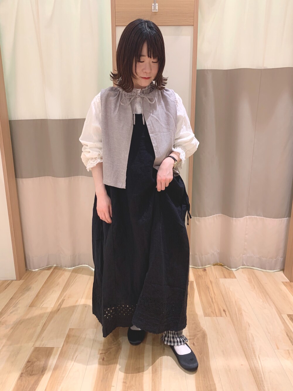「サマンサ モスモス(Samansa Mos2)、SM2、ootd、大人ガーリー、低身長、春コーデ、キャミワンピ、kazumiさんコラボ、レース、フリル、ペチパンツ、ブラック、前後着、ベスト」｜「Samansa Mos2のアイテム（シャツ/ブラウス、ホワイト系）」を使った、なかむらさん（レディース・152cm）の冬コーディネートの1枚目の写真