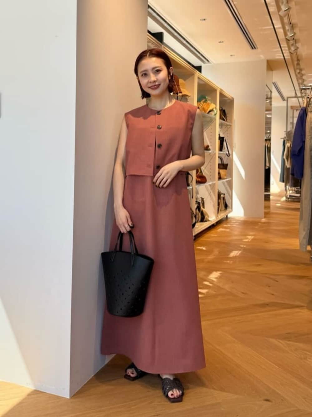 「ベーシック/トラッド、トレンド、リラックス、フェミニン、骨格ストレート、リゾート、旅行、green label relaxing、通勤コーデ、気温30度以上、気温25度から29度、ワンピース、サンダル、夏服、夏コーデ」｜「green label relaxingのデコルテ フライス タンクトップ -抗菌-（タンクトップ、ホワイト系）」を使った、松岡（matsuoka）さん（レディース・158cm）の春コーディネートの1枚目の写真