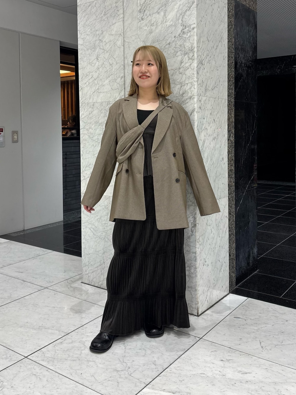 ブラウン系のワンピース、ブラウン系のその他アウター、ブラック系のキャミソールを着用したレディースの秋コーディネートの1枚目の写真