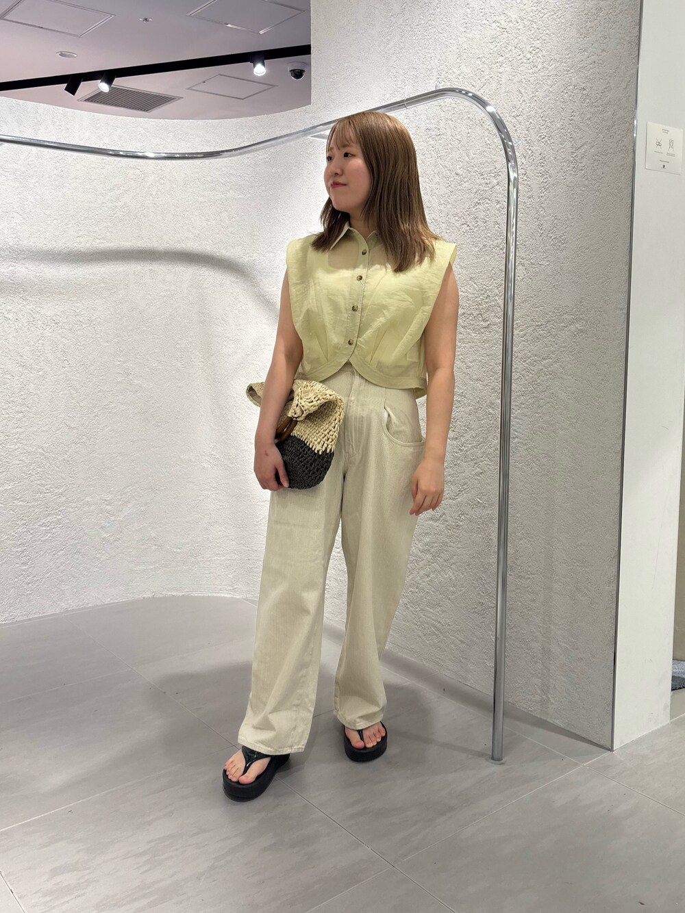 「KBF、kbf_ootd、低身長コーデ、骨格ストレート、20代、夏の涼しげパンツコーデ、私のイチ推しブランド、newarrival」｜「KBFの『3サイズ展開』BIGポケットデザインツイルパンツ（その他パンツ、ホワイト系）」を使った、miraiさん（レディース・152cm）の夏コーディネートの1枚目の写真