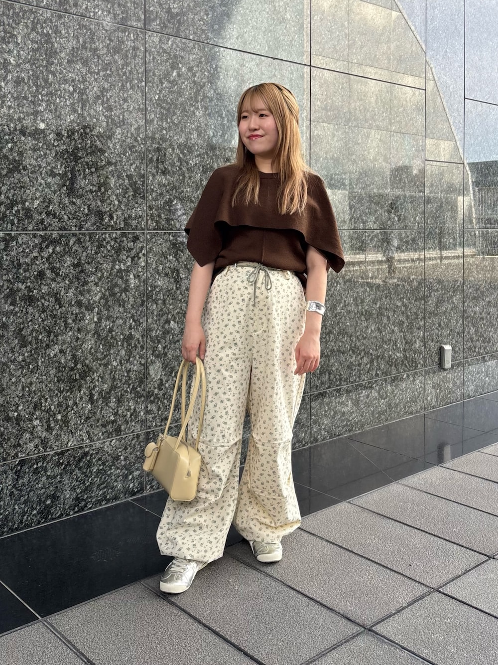 「kbf、kbf_ootd、低身長コーデ、骨格ストレート、20代、夏の涼しげパンツコーデ、私のイチ推しブランド、newarrival」｜「KBFのフラワープリントドロストパンツ（その他パンツ、ホワイト系）」を使った、miraiさん（レディース・152cm）の春コーディネートの1枚目の写真