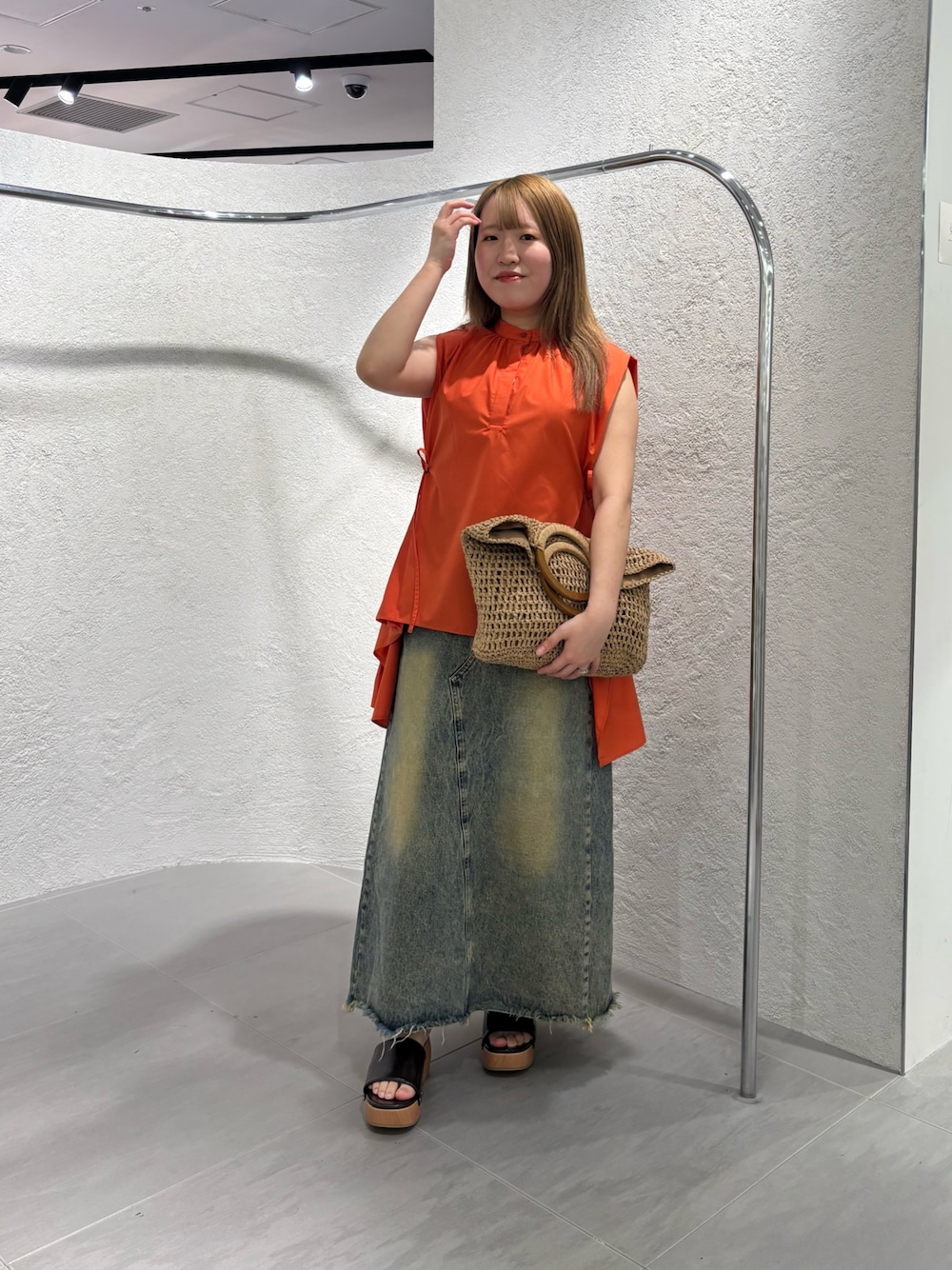 「KBF、kbf_ootd、低身長コーデ、骨格ストレート、20代、サンダルコーデ、私のイチ推しブランド、newarrival」｜「KBFのバックスリットデニムスカート（スカート、ブルー系）」を使った、miraiさん（レディース・152cm）の春コーディネートの1枚目の写真