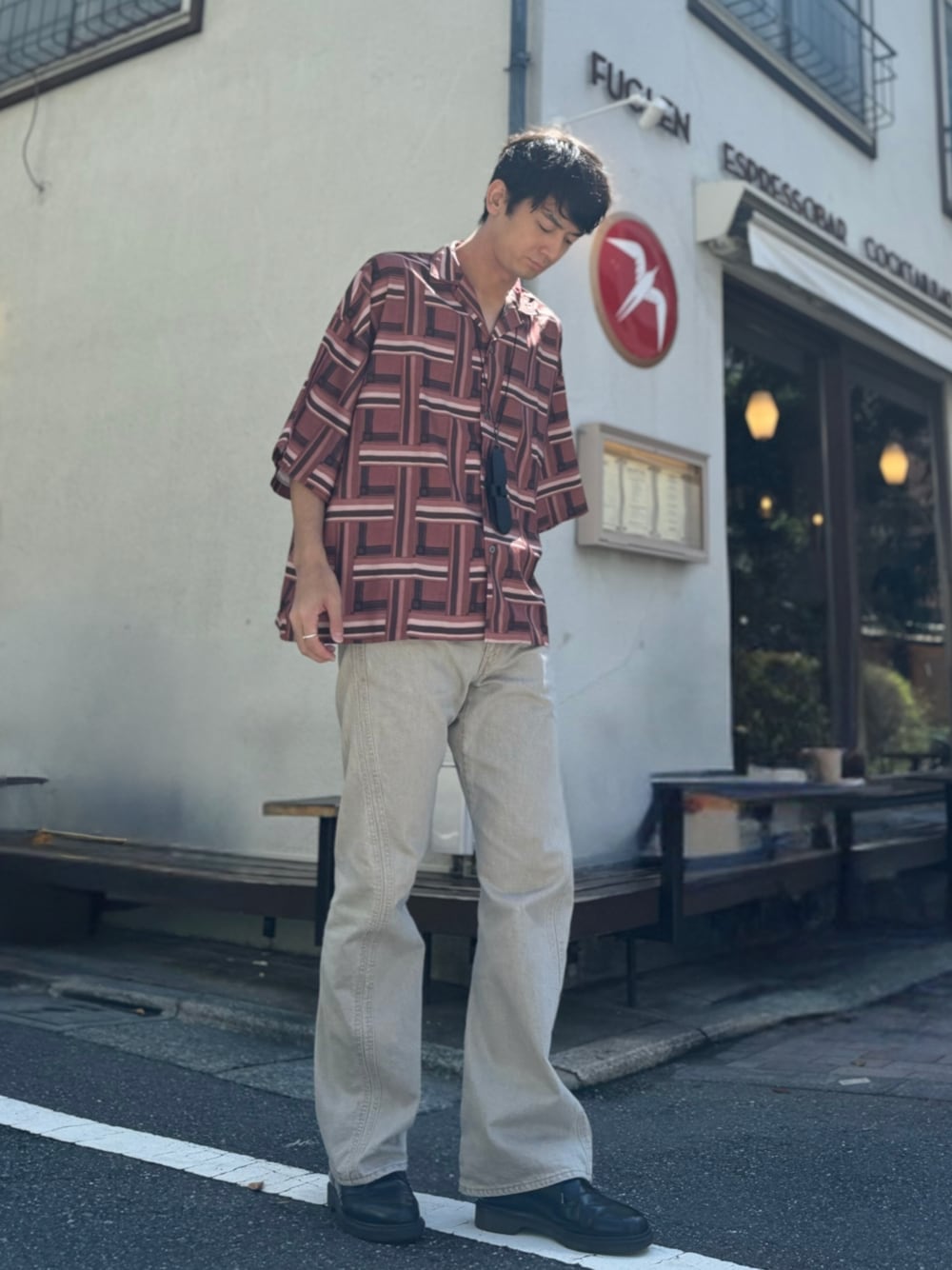 「秋っぽコーデ更新中、デニムパンツ、デニムコーデ、デニム、モードカジュアル、シンプルコーデ、チェック、ドレスシューズ、オーバーサイズ、フレアパンツ、Yライン」｜「unrelaxingのビッグシルエット総柄開襟アロハシャツ（シャツ/ブラウス、レッド系）」を使った、TAK/差別化コーデさん（骨格ナチュラル・メンズ・183cm）の秋コーディネートの1枚目の写真