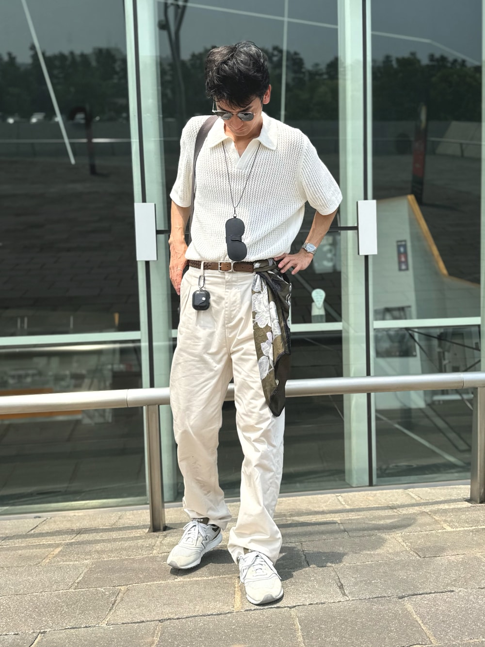 「Ｉライン、Iラインシルエット、シンプルスタイル、スカーフアレンジ、スカーフスタイル、カジュアルコーデ、20代コーデ、30代コーデ、COS、New Balance、おしゃ見えテクニック」｜「Maison Kitsuneのアイテム（チノパンツ、ベージュ系）」を使った、TAK/差別化コーデさん（骨格ナチュラル・メンズ・183cm）の夏コーディネートの1枚目の写真