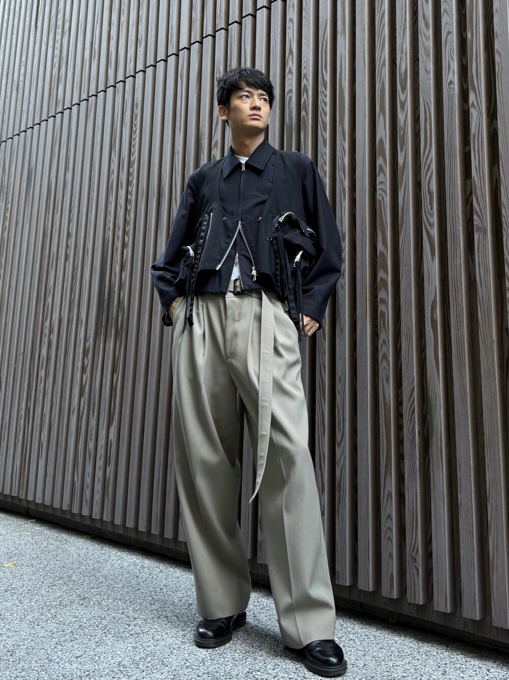 ブラック系のベスト、ベージュ系のスラックス、ブラック系のドレスシューズを着用したメンズの秋コーディネートの1枚目の写真