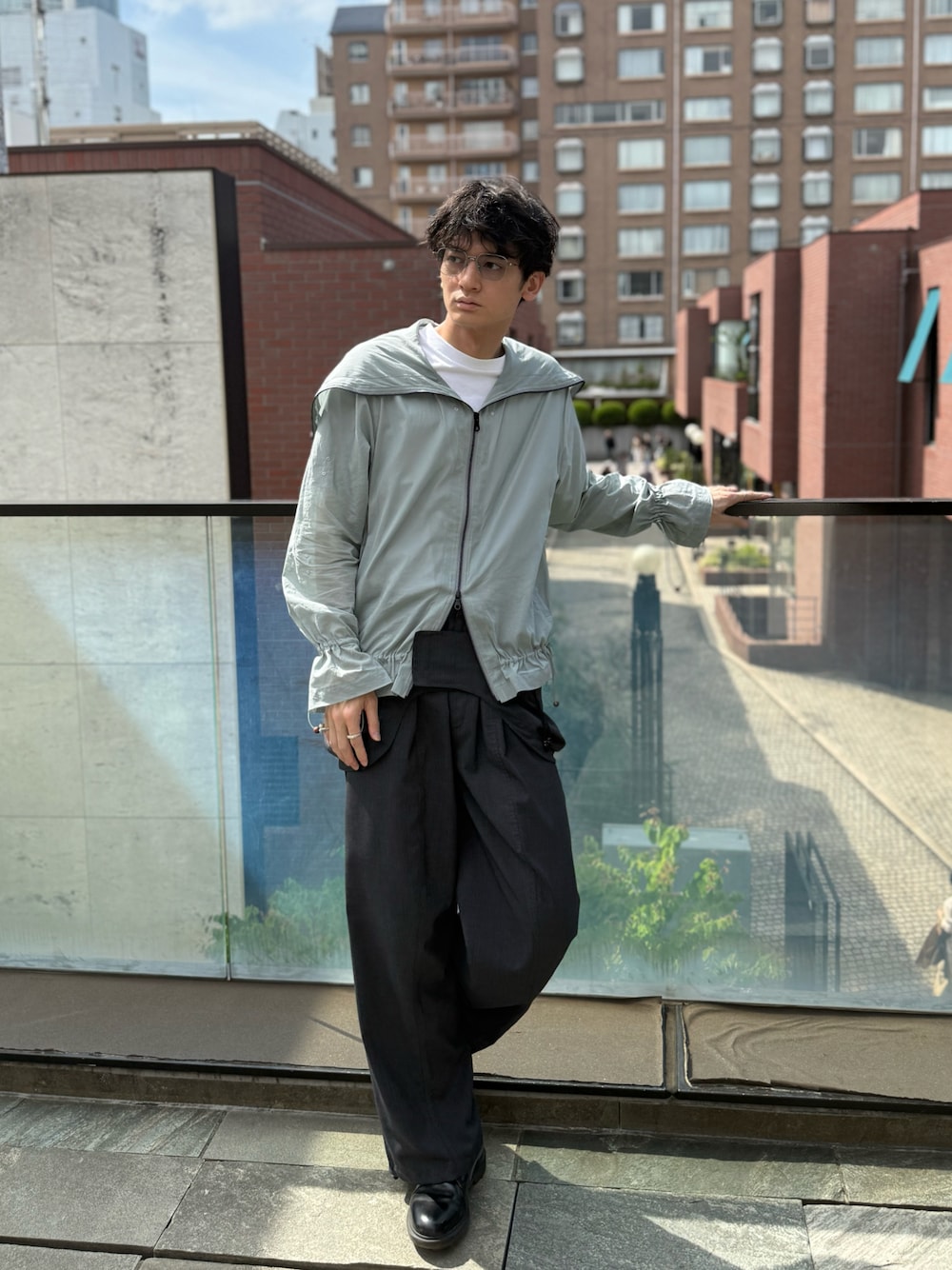 「春コーデ、モードカジュアル、大人カジュアル、レイヤードスタイル、フェミニン、サングラス、パーカー、スラックス」｜「JIAN YEのアイテム（ブルゾン、ブルー系）」を使った、TAK/差別化コーデさん（骨格ナチュラル・メンズ・183cm）の春コーディネートの1枚目の写真