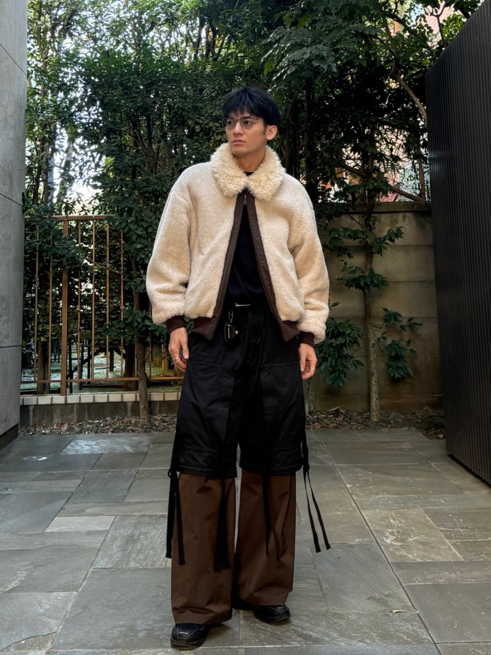 「モードカジュアル、レイヤードスタイル、重ね着、クリスマスに着たい服、冬コーデ、ブラウン、ブラウンコーデ、ブルゾン、リバーシブル、ハーフパンツ、ワイドパンツ」｜「AMOMENTOのアイテム（ブルゾン、ブラウン系）」を使った、TAK/差別化コーデさん（骨格ナチュラル・メンズ・183cm）の冬コーディネートの1枚目の写真