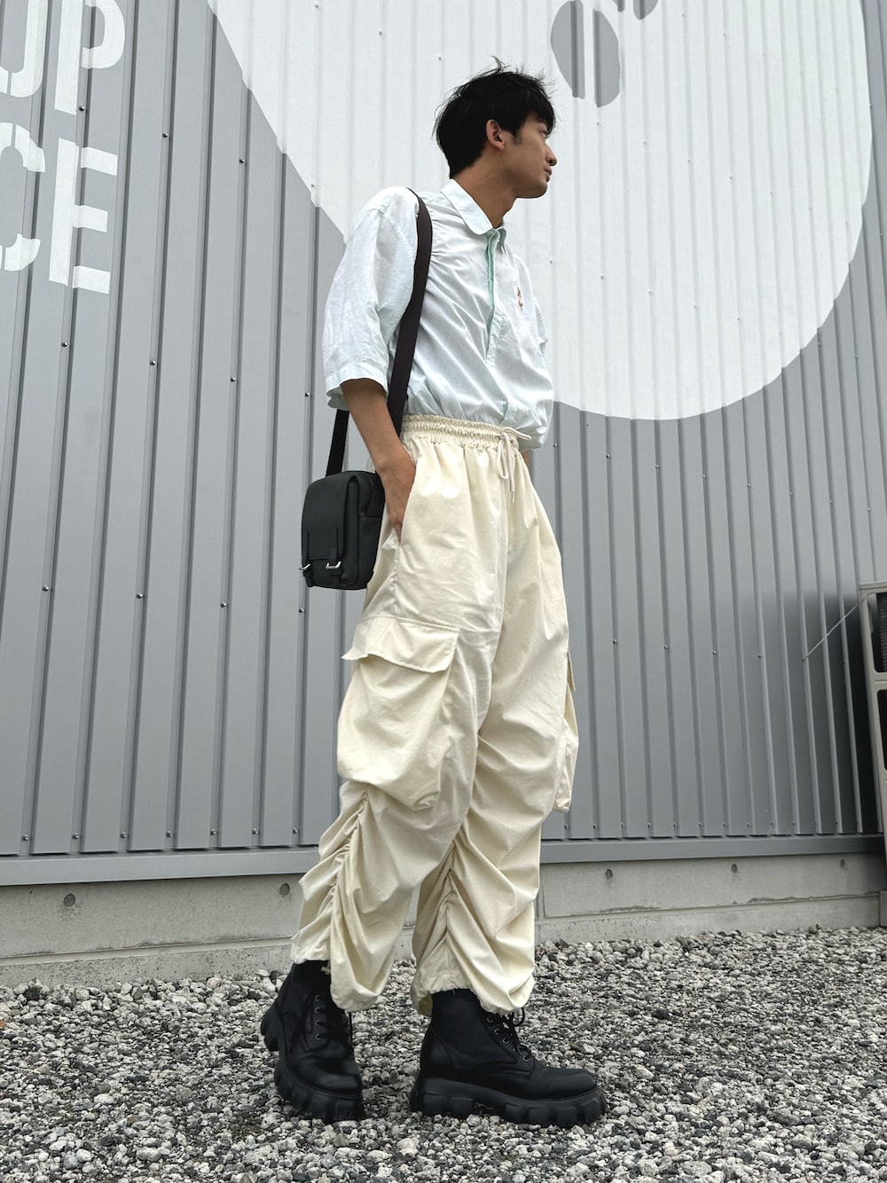 「Aライン、Aラインシルエット、半袖シャツ、カーゴパンツ、カーゴパンツコーデ、ロングブーツ、ロングブーツコーデ、モードカジュアル、韓国ファッション、白コーデ、淡色コーデ、夏コーデ、20代コーデ、30代コーデ、おしゃ見えテクニック」｜「Maison KitsuneのSHORT SLEEVES SHIRT（シャツ/ブラウス、グリーン系）」を使った、TAK/差別化コーデさん（骨格ナチュラル・メンズ・183cm）の夏コーディネートの1枚目の写真