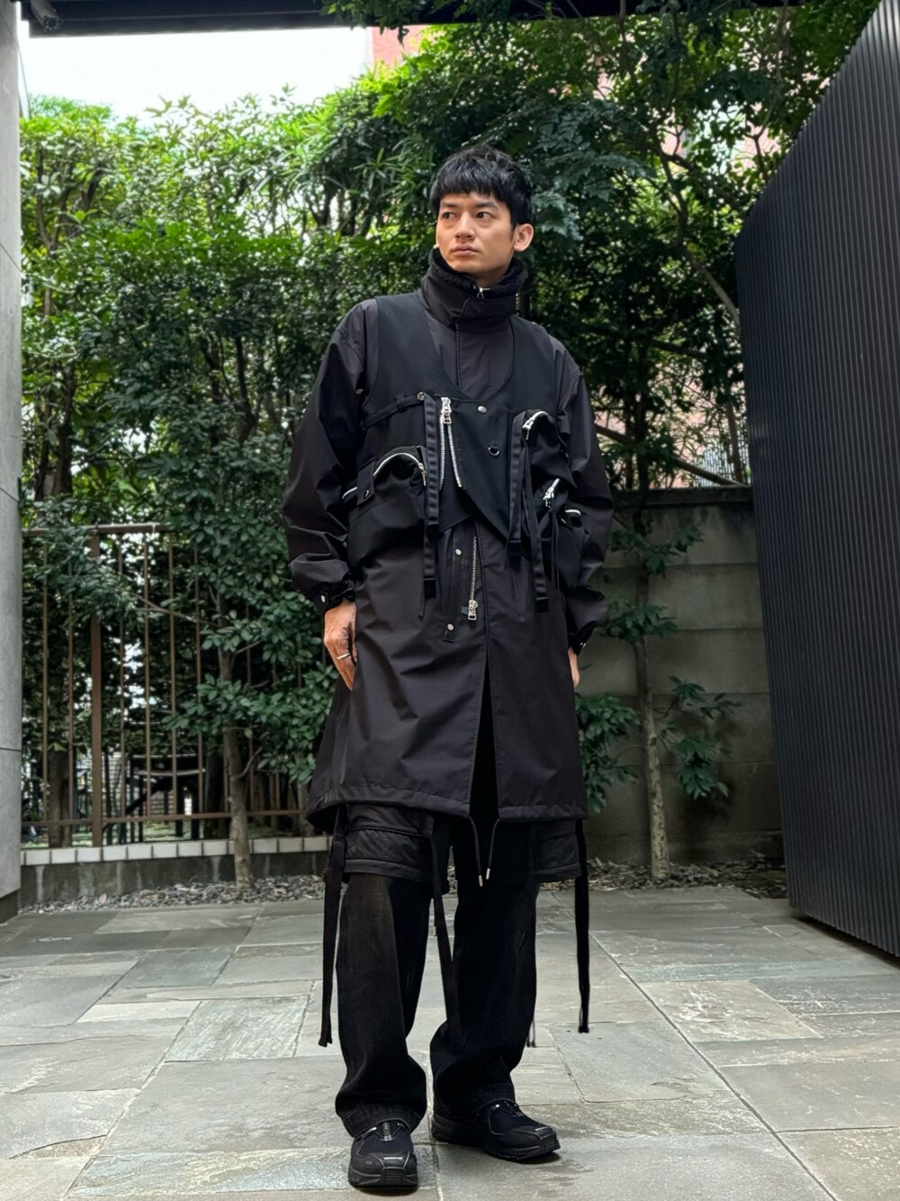 ブラック系のカーゴパンツ、ブラック系のスニーカー、ブラック系のデニムパンツを着用したメンズの秋コーディネートの1枚目の写真